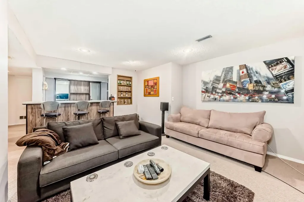 316 Glamorgan Place SW Calgary AB T3E 6M2