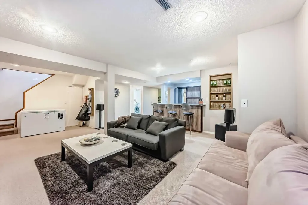 316 Glamorgan Place SW Calgary AB T3E 6M2
