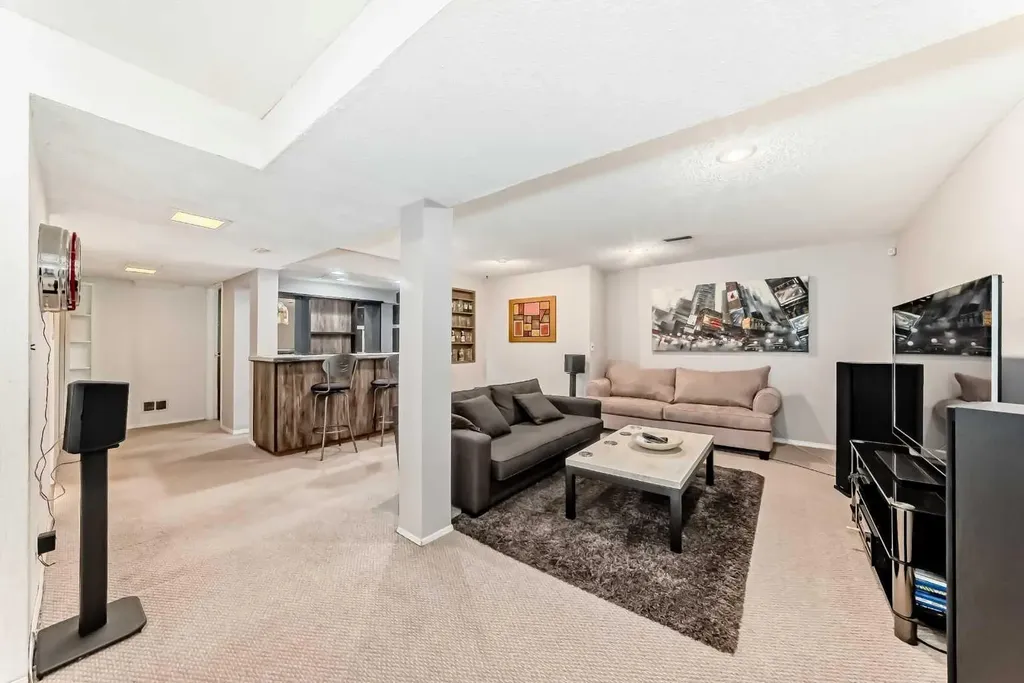 316 Glamorgan Place SW Calgary AB T3E 6M2