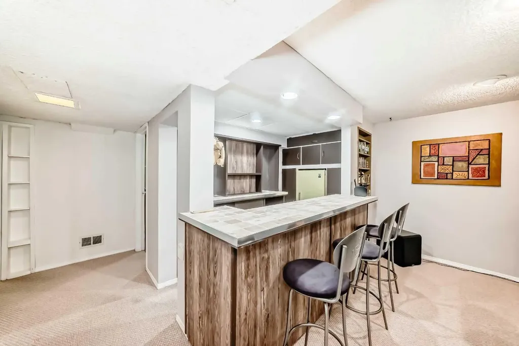 316 Glamorgan Place SW Calgary AB T3E 6M2