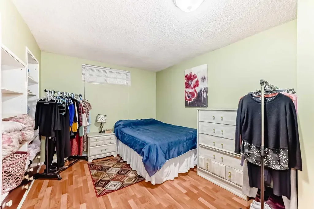 316 Glamorgan Place SW Calgary AB T3E 6M2