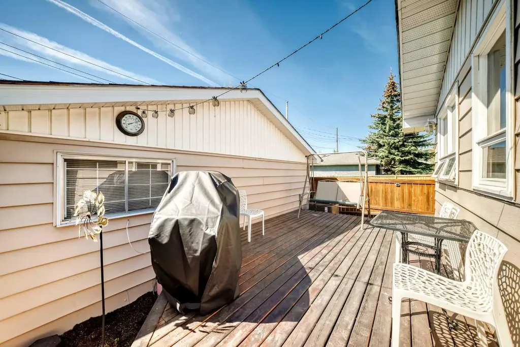 316 Glamorgan Place SW Calgary AB T3E 6M2