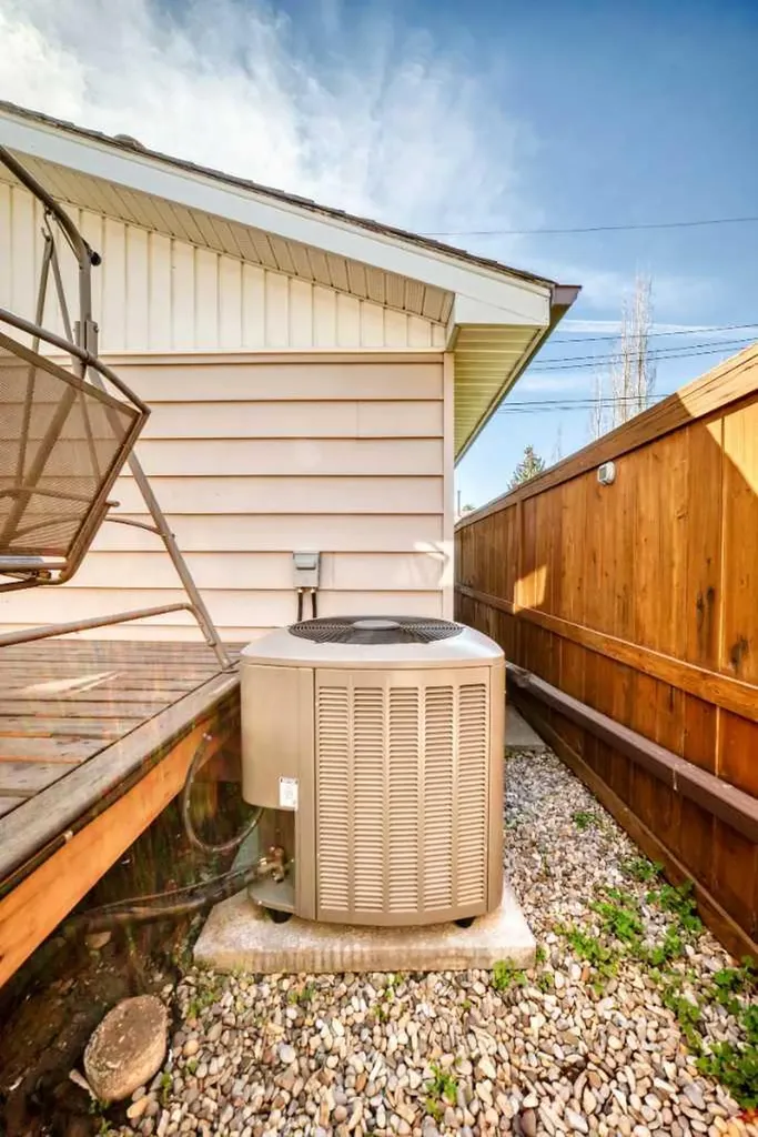 316 Glamorgan Place SW Calgary AB T3E 6M2