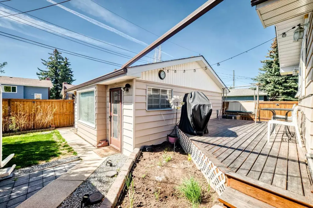 316 Glamorgan Place SW Calgary AB T3E 6M2