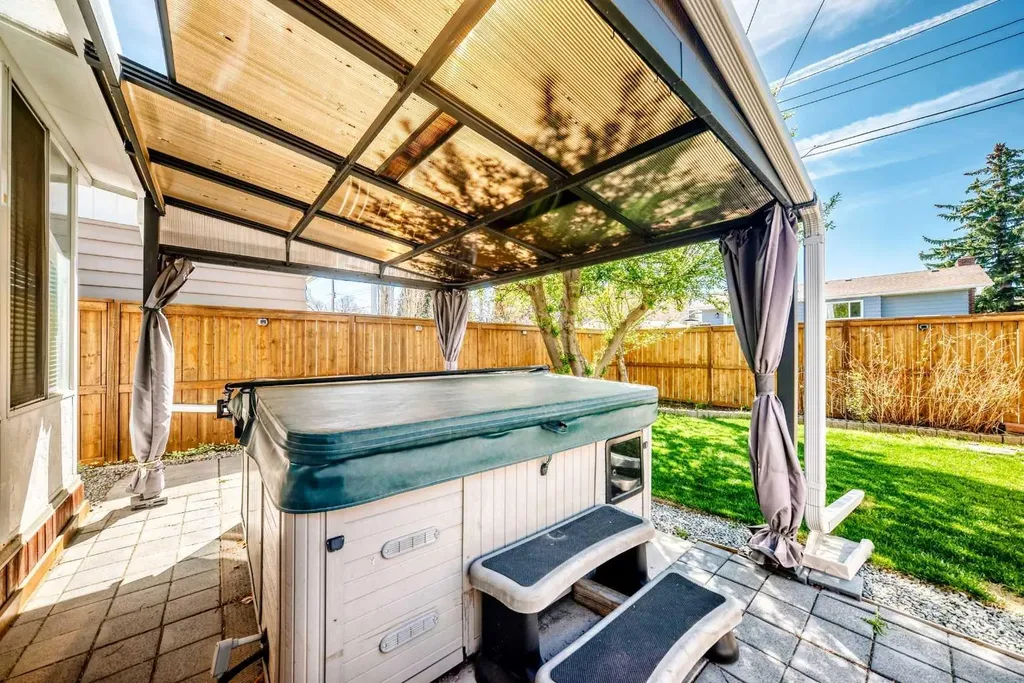 316 Glamorgan Place SW Calgary AB T3E 6M2
