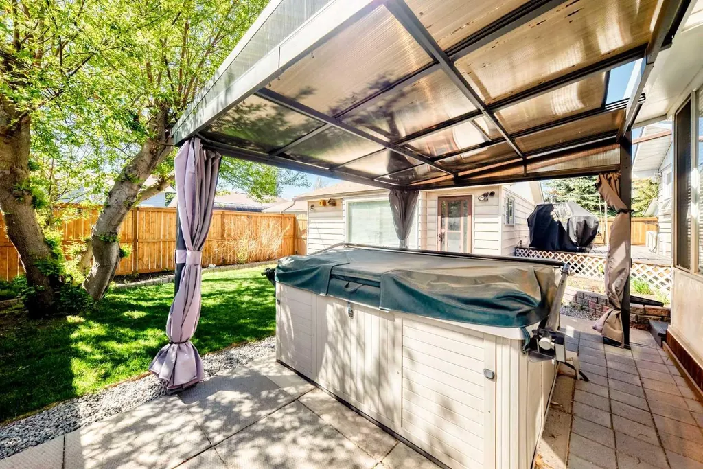 316 Glamorgan Place SW Calgary AB T3E 6M2