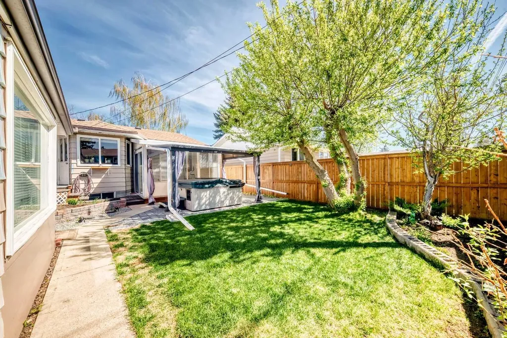 316 Glamorgan Place SW Calgary AB T3E 6M2