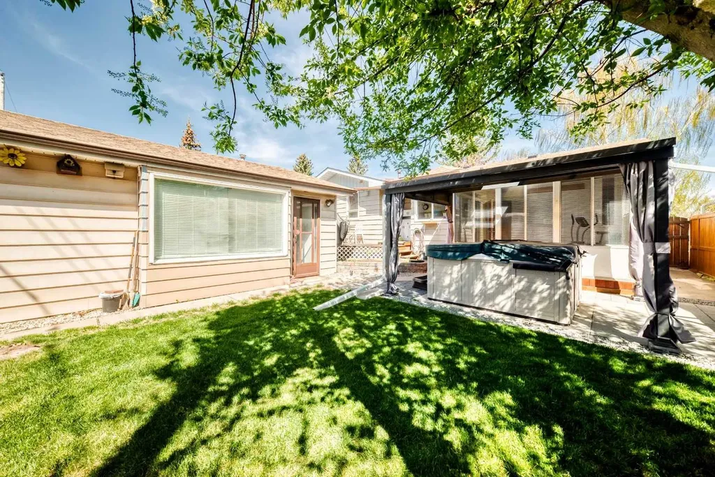 316 Glamorgan Place SW Calgary AB T3E 6M2