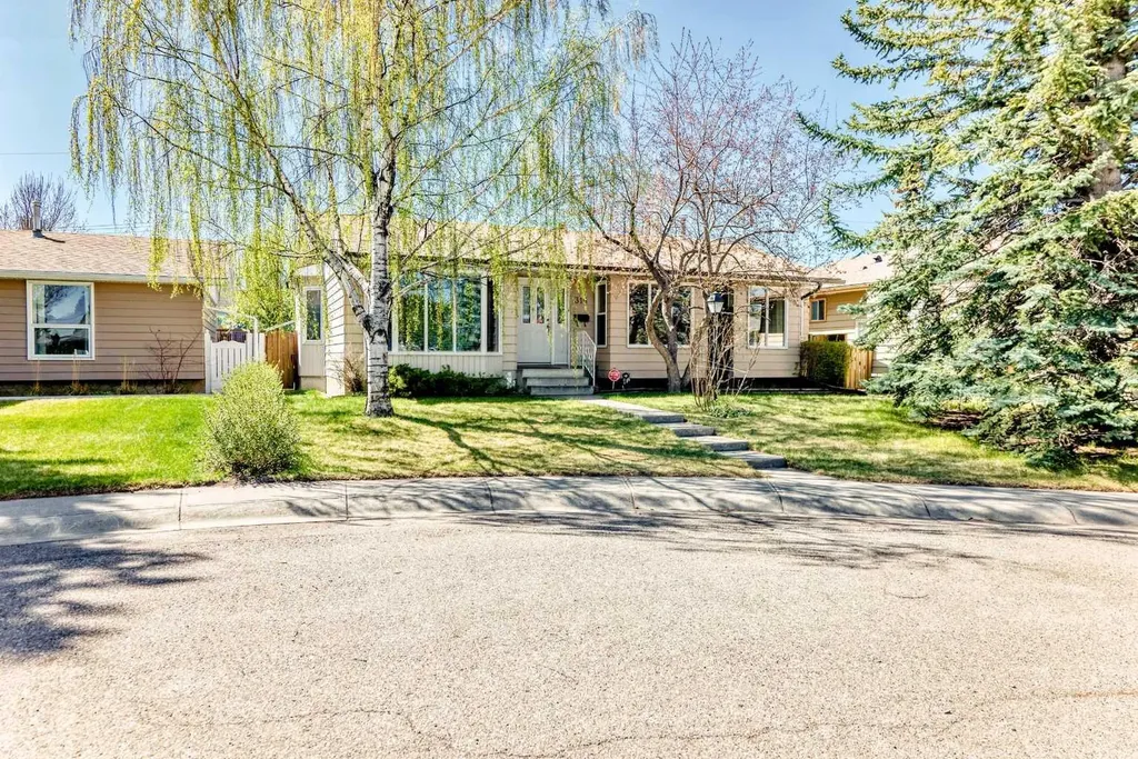 316 Glamorgan Place SW Calgary AB T3E 6M2