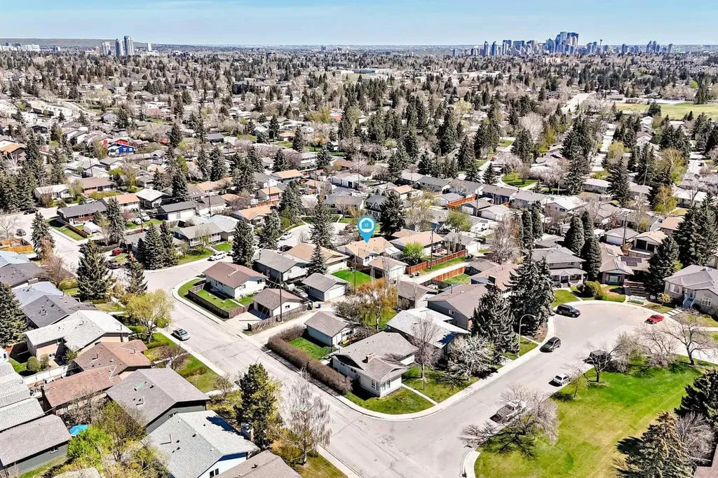 316 Glamorgan Place SW Calgary AB T3E 6M2