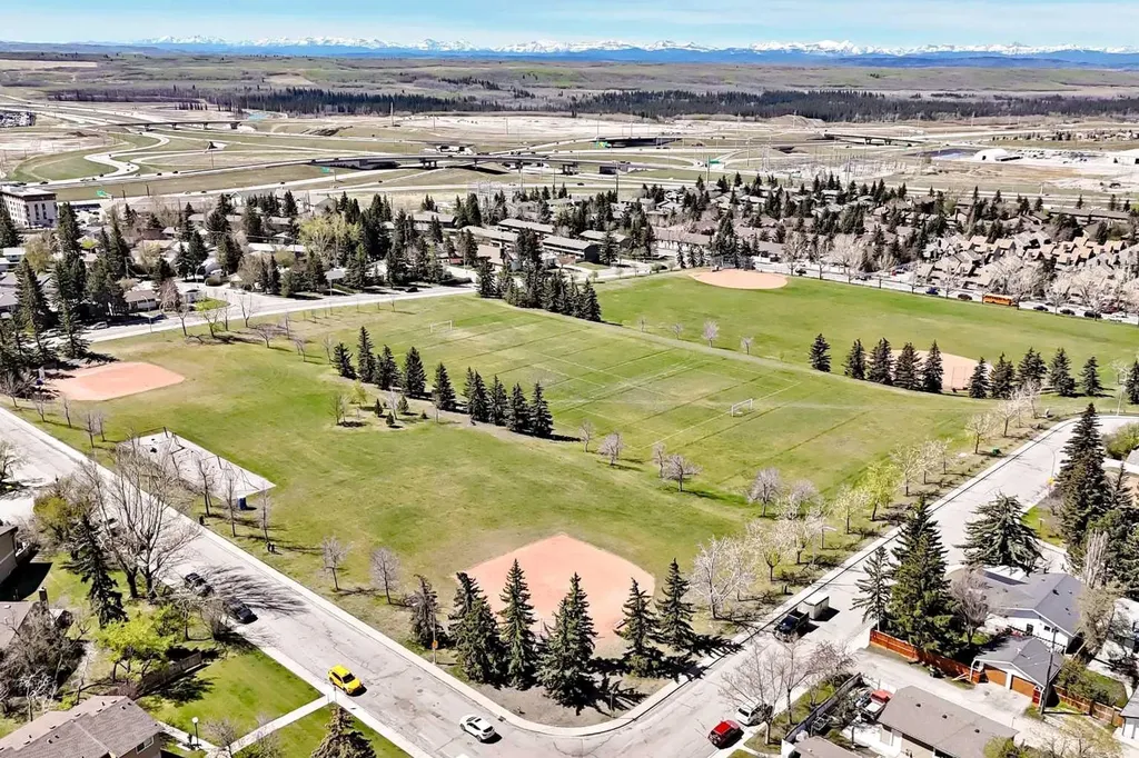 316 Glamorgan Place SW Calgary AB T3E 6M2