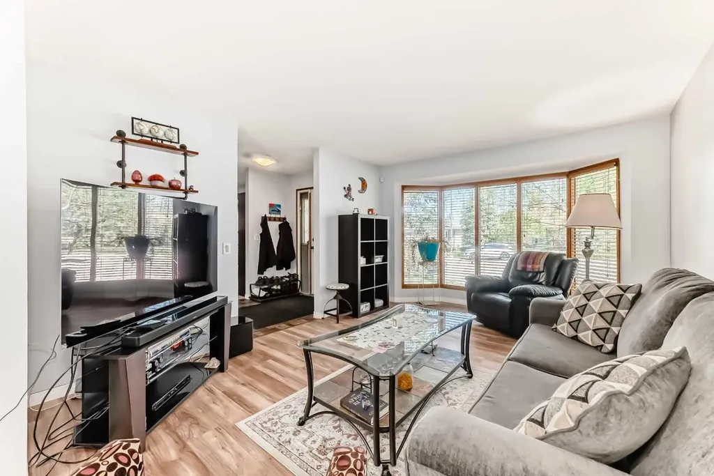 316 Glamorgan Place SW Calgary AB T3E 6M2