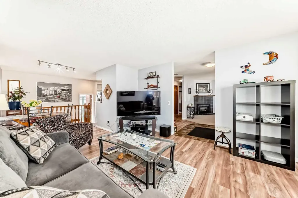 316 Glamorgan Place SW Calgary AB T3E 6M2