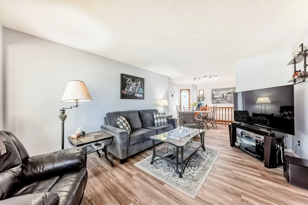 316 Glamorgan Place SW Calgary AB T3E 6M2