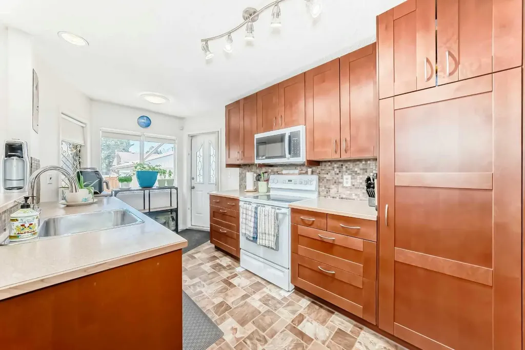 316 Glamorgan Place SW Calgary AB T3E 6M2