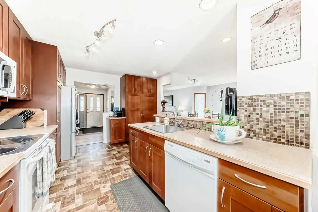 316 Glamorgan Place SW Calgary AB T3E 6M2