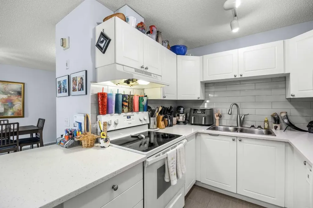 9 Country Village Bay NE Calgary AB T3K 5J8