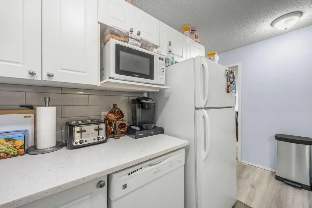 9 Country Village Bay NE Calgary AB T3K 5J8