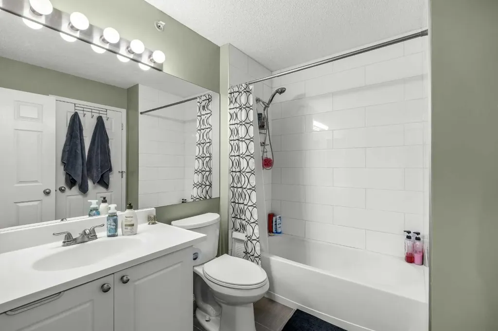9 Country Village Bay NE Calgary AB T3K 5J8