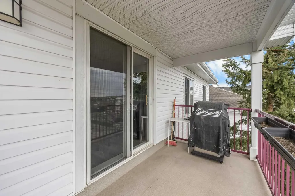 9 Country Village Bay NE Calgary AB T3K 5J8
