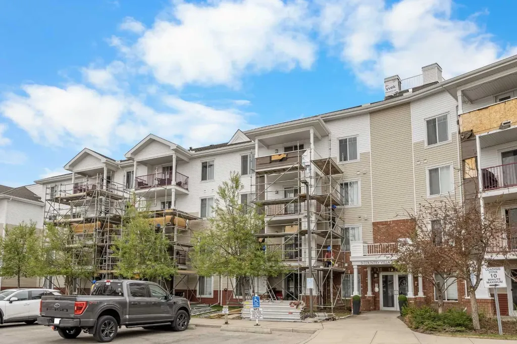 9 Country Village Bay NE Calgary AB T3K 5J8