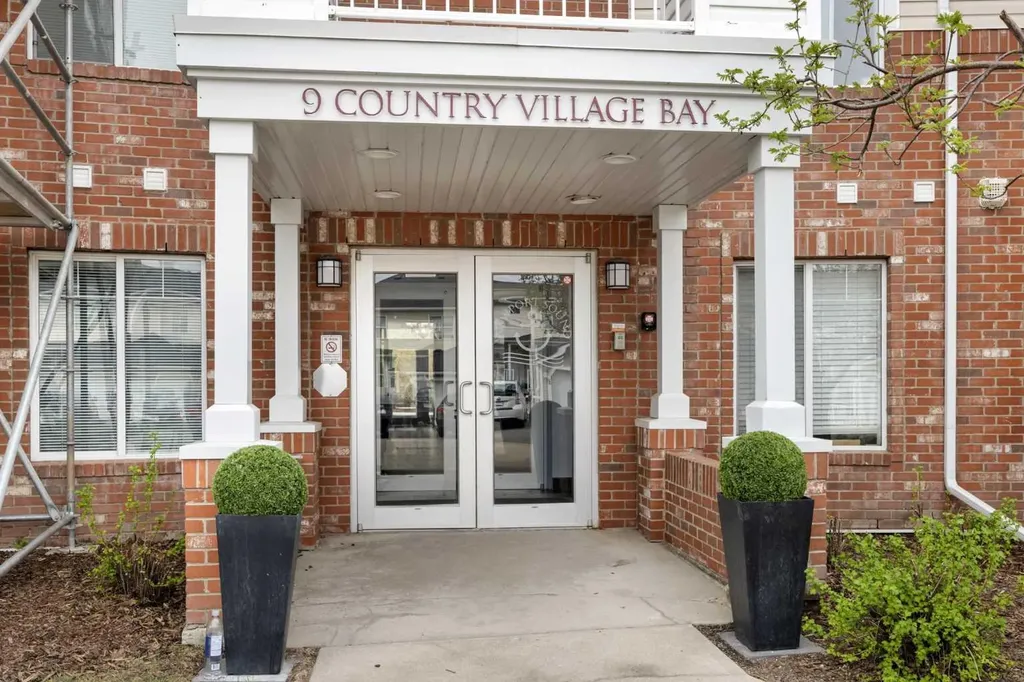 9 Country Village Bay NE Calgary AB T3K 5J8