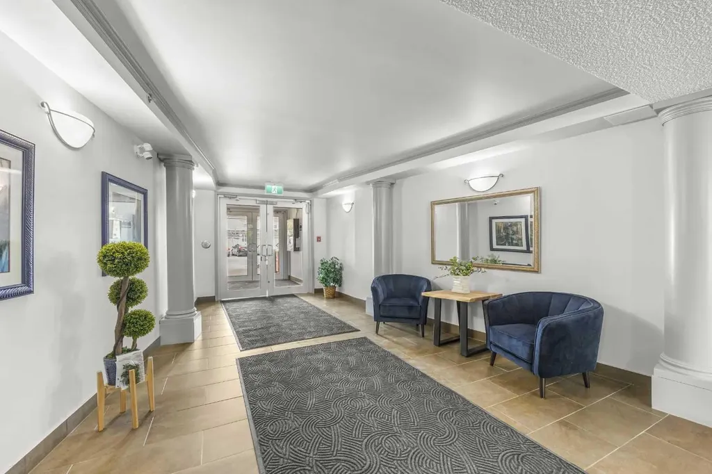 9 Country Village Bay NE Calgary AB T3K 5J8