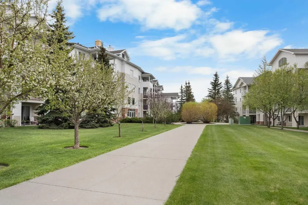 9 Country Village Bay NE Calgary AB T3K 5J8