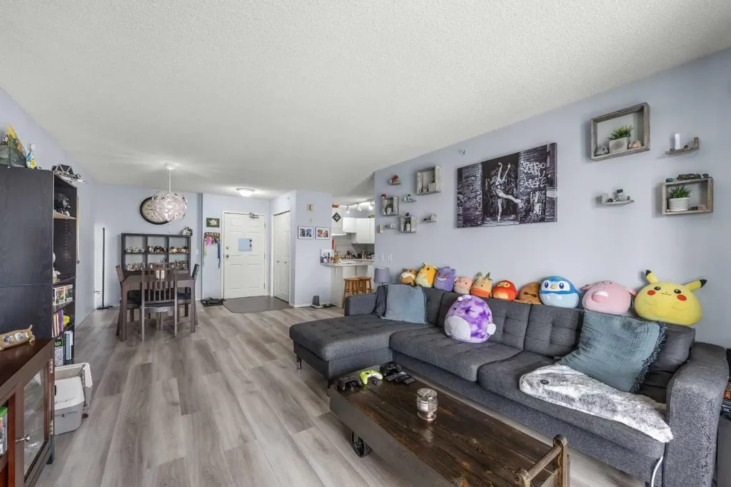 9 Country Village Bay NE Calgary AB T3K 5J8