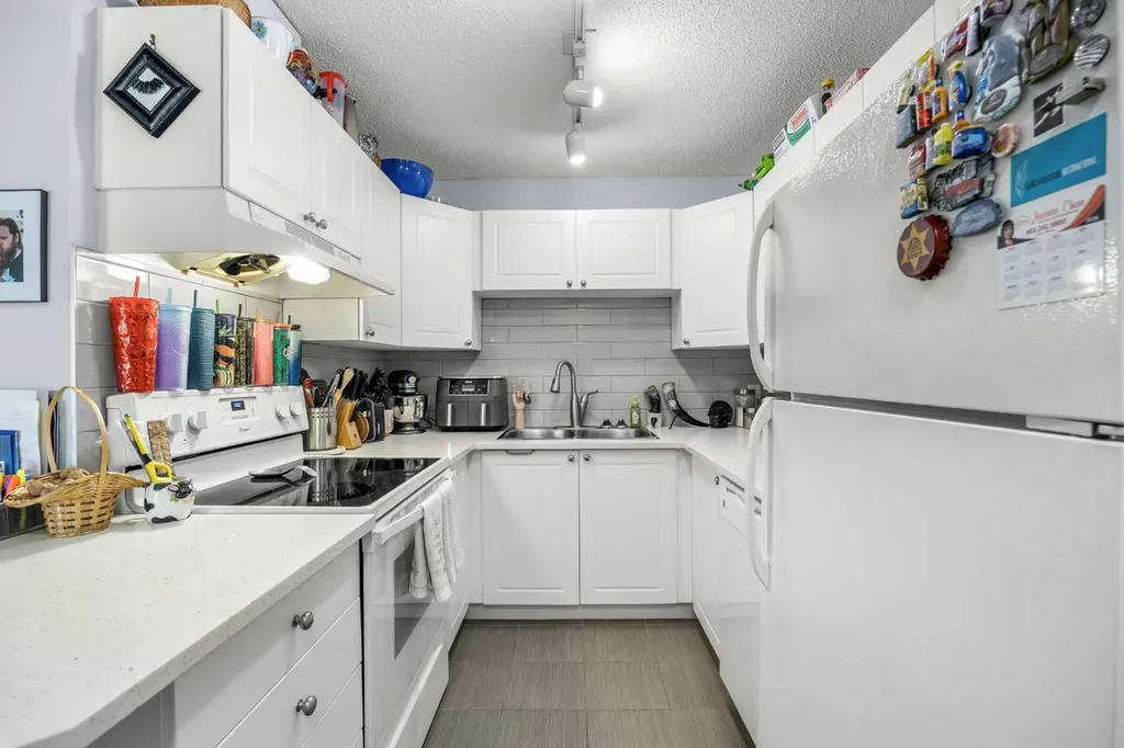 9 Country Village Bay NE Calgary AB T3K 5J8