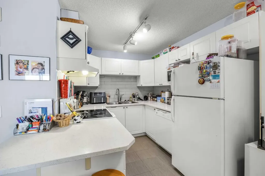 9 Country Village Bay NE Calgary AB T3K 5J8