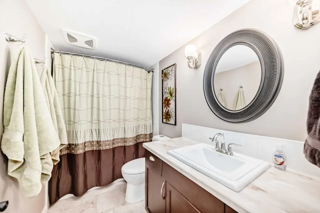 1449 Ravenscroft Avenue SE Airdrie AB T4A 0L7