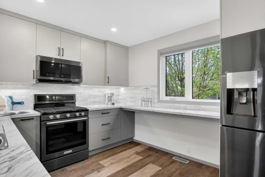 23 Bermuda Place NW Calgary AB T3K 1H4