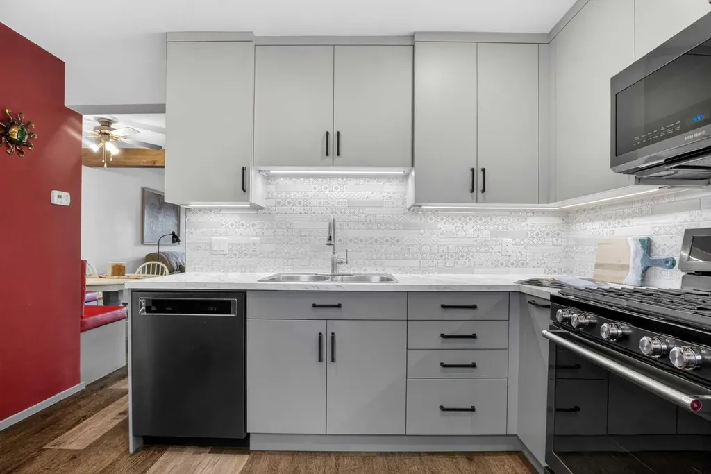 23 Bermuda Place NW Calgary AB T3K 1H4