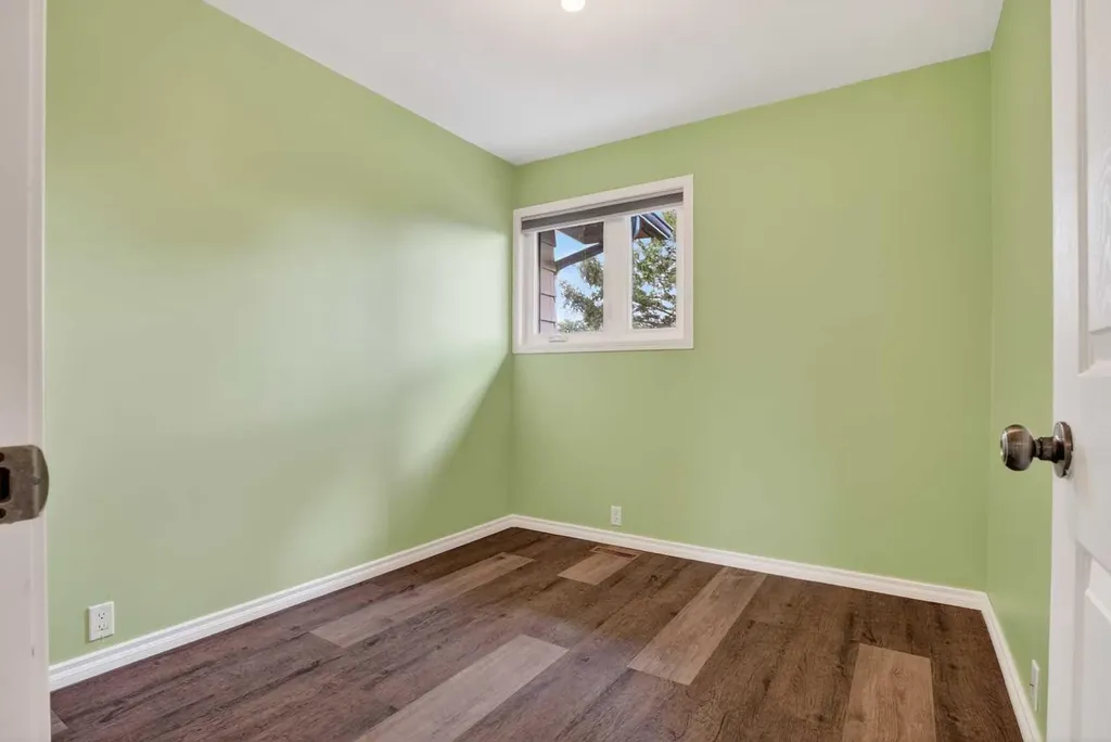 23 Bermuda Place NW Calgary AB T3K 1H4