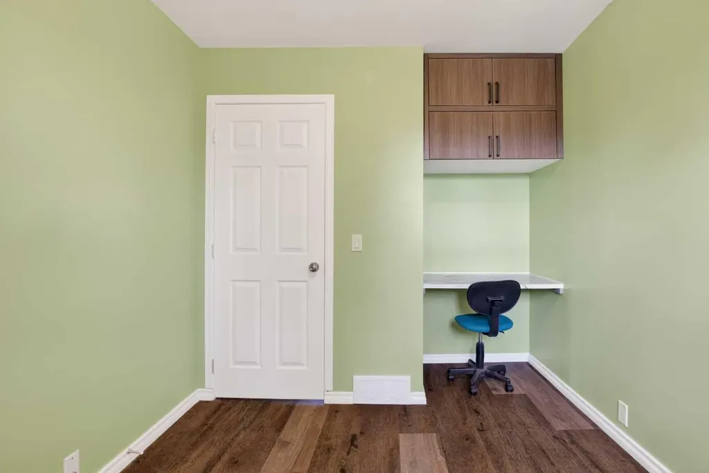 23 Bermuda Place NW Calgary AB T3K 1H4