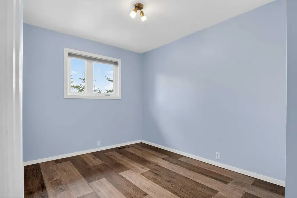 23 Bermuda Place NW Calgary AB T3K 1H4