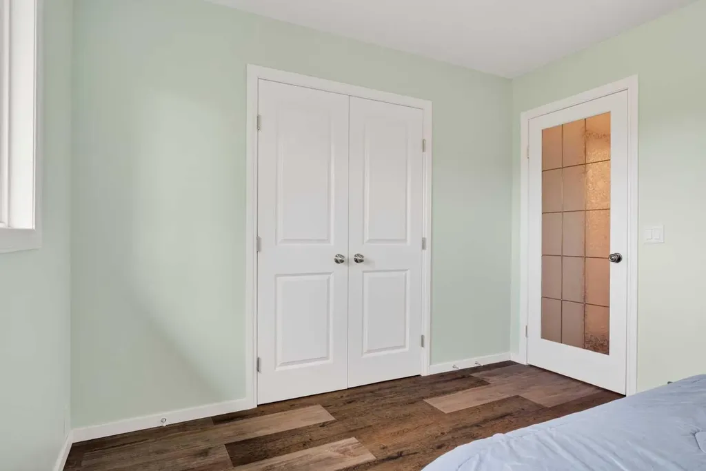 23 Bermuda Place NW Calgary AB T3K 1H4