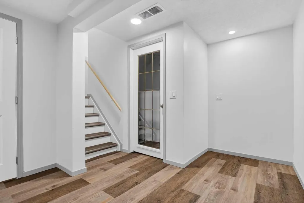 23 Bermuda Place NW Calgary AB T3K 1H4
