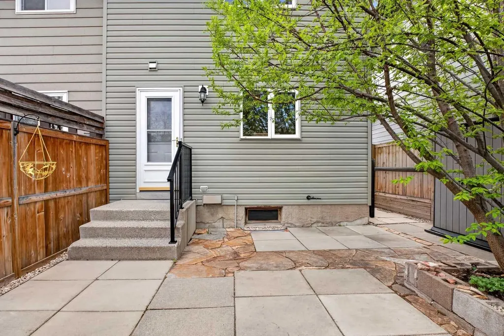 23 Bermuda Place NW Calgary AB T3K 1H4