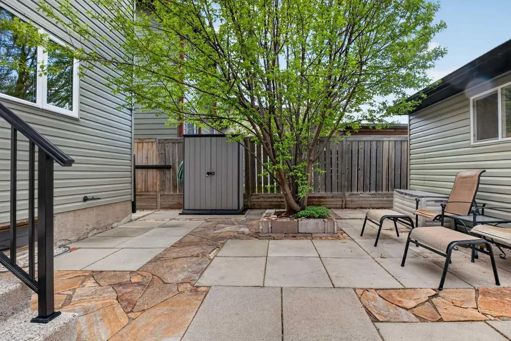 23 Bermuda Place NW Calgary AB T3K 1H4