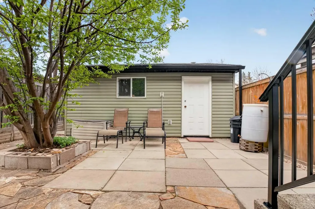 23 Bermuda Place NW Calgary AB T3K 1H4