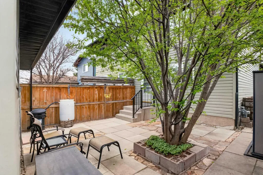 23 Bermuda Place NW Calgary AB T3K 1H4