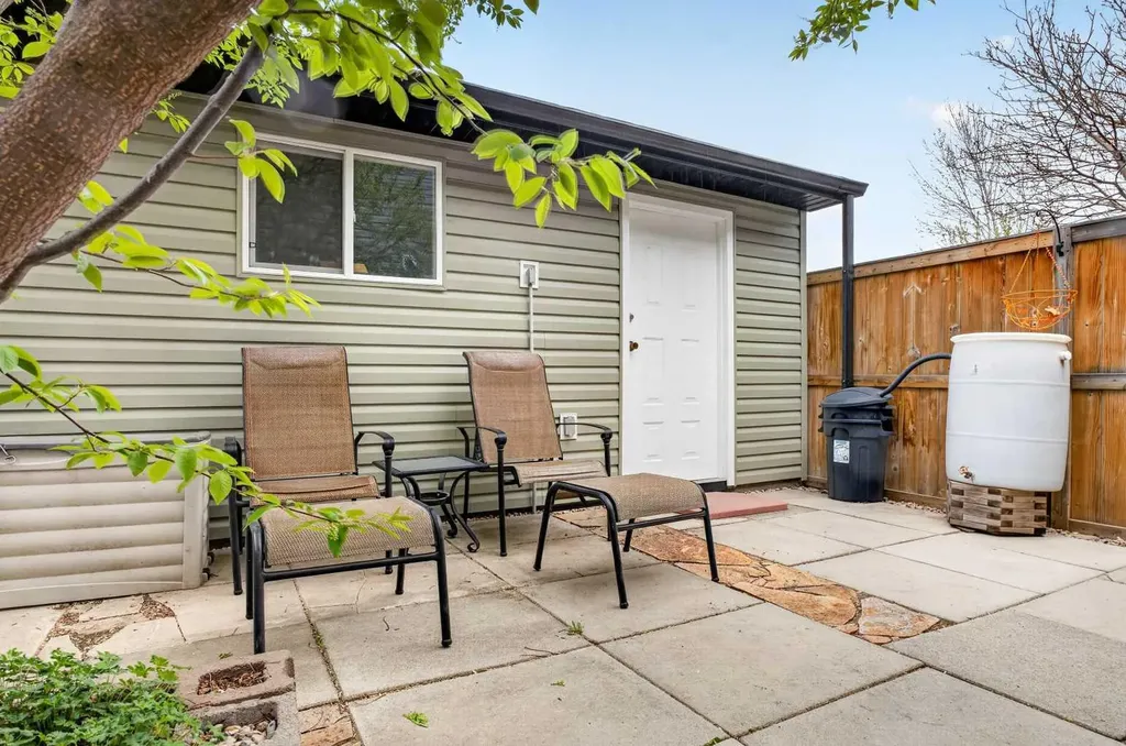 23 Bermuda Place NW Calgary AB T3K 1H4