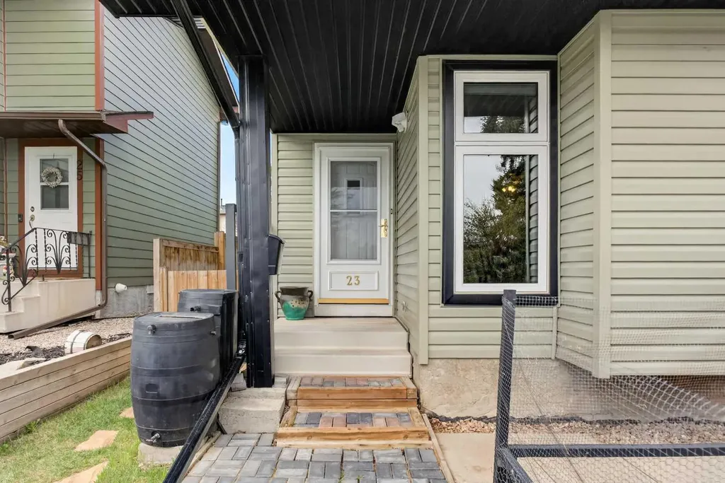 23 Bermuda Place NW Calgary AB T3K 1H4
