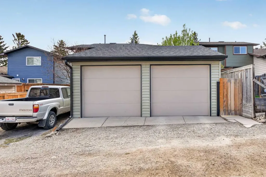 23 Bermuda Place NW Calgary AB T3K 1H4