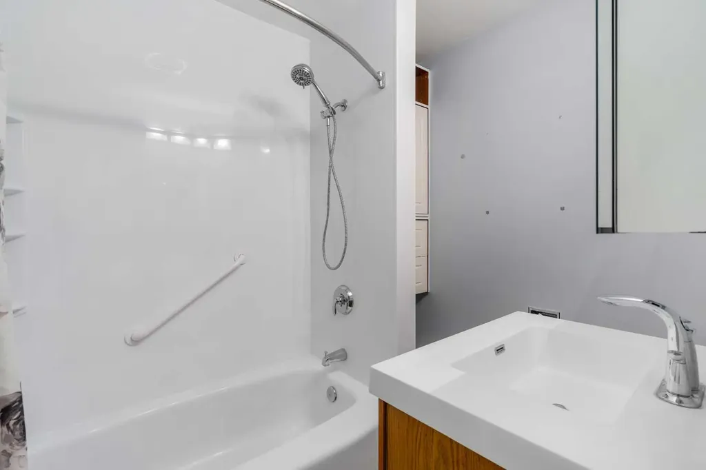 630 69 Avenue SW Calgary AB T2V 0N9
