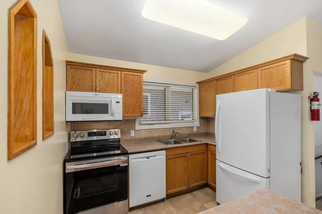 630 69 Avenue SW Calgary AB T2V 0N9