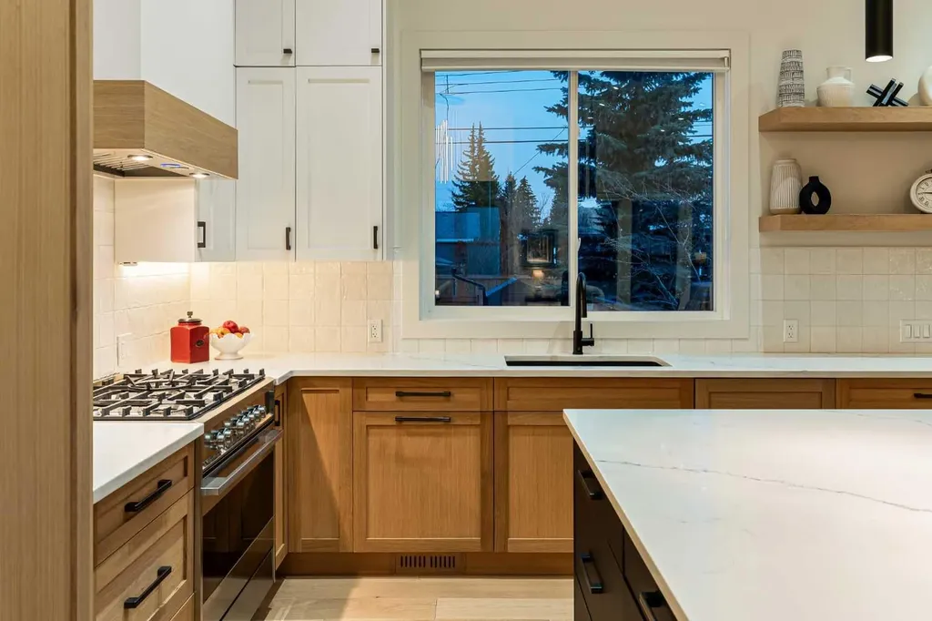 5420 La Salle Crescent SW Calgary AB T3E 5Y5