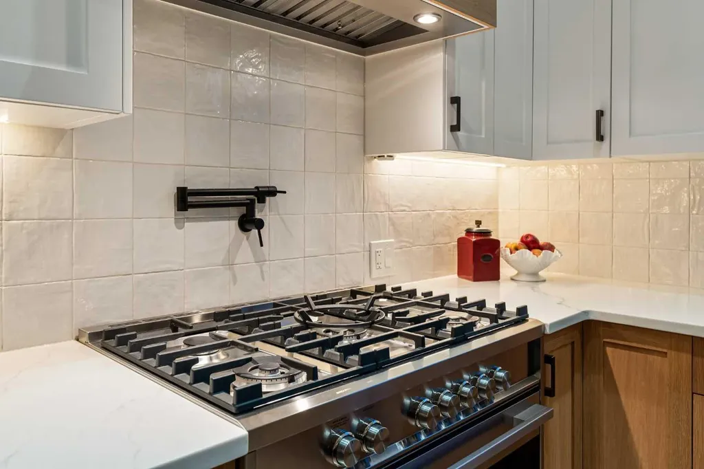 5420 La Salle Crescent SW Calgary AB T3E 5Y5